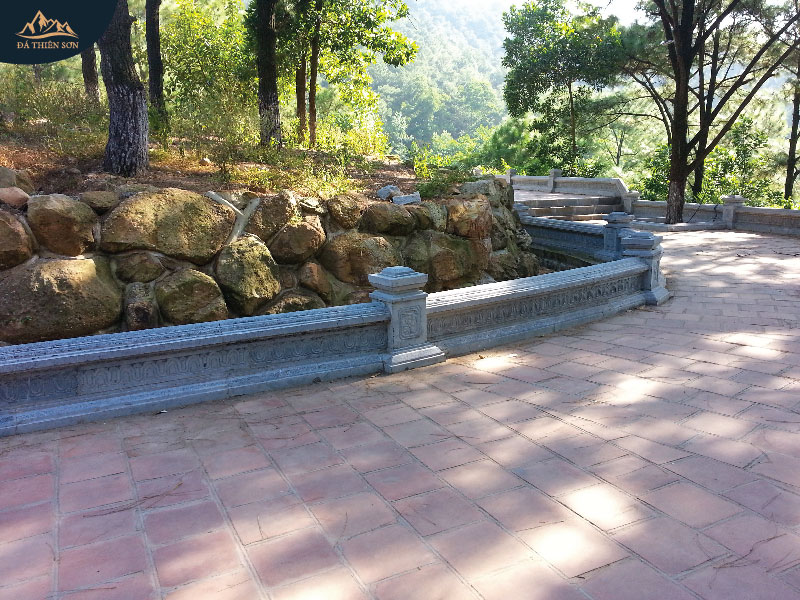Hàng rào đá giúp làm nổi bật cho công trình đền chùa