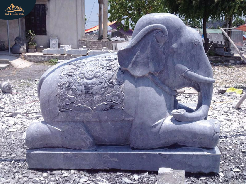 Tượng voi trầu bằng đá xanh đen tự nhiên
