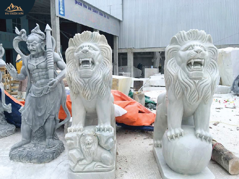Mẫu tượng linh vật sư tử canh cổng bằng đá trắng nguyên khối