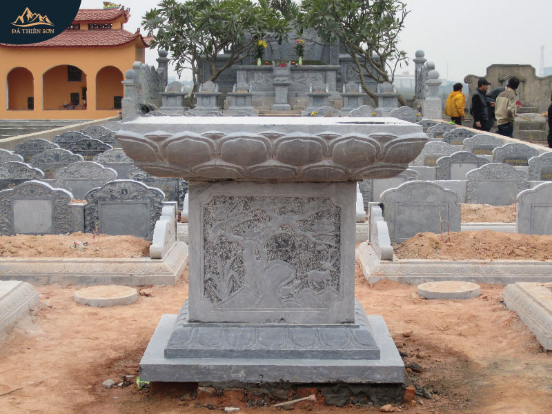 Bàn lễ đá hình đài sen thường dùng trong các ngôi chùa