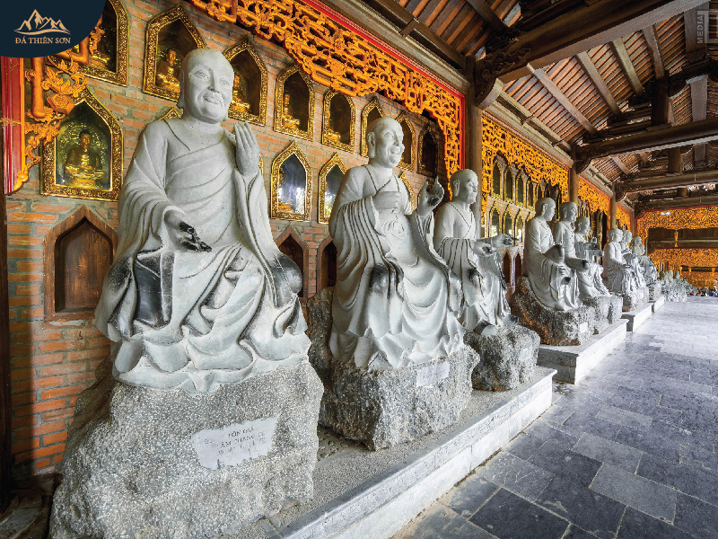 Tượng La hán kích thước lớn trong hành lang chùa