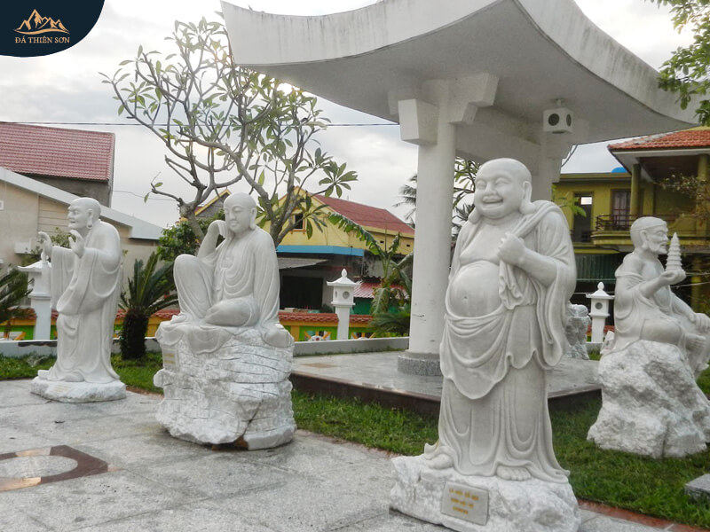 Tượng La Hán bằng đá tự nhiên đặt trong khuôn viên sân vườn