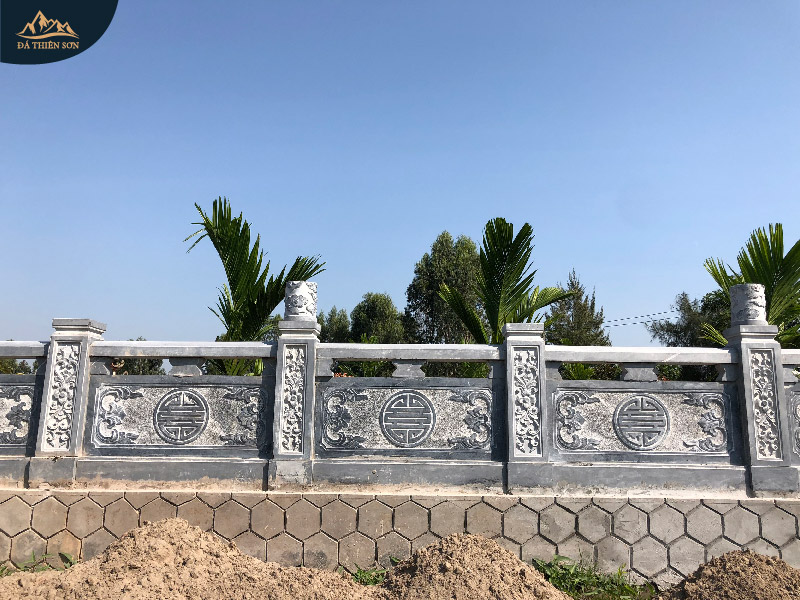 Hàng rào khu lăng mộ tại Thiên Sơn