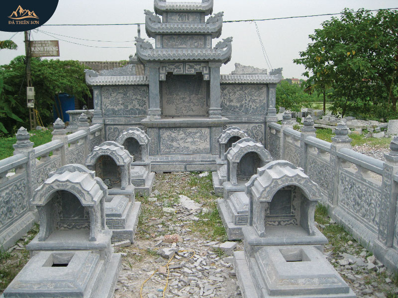 Lăng mộ đơn giản bằng đá xanh