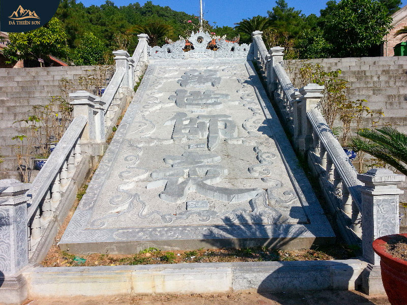 Đường dẫn vào chùa có lan can bằng đá tự nhiên