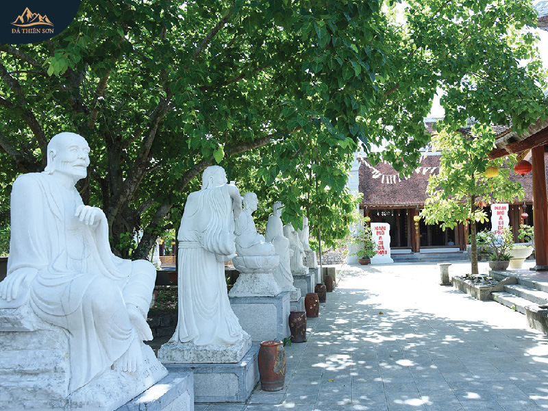 Tượng đá Thập Bát La Hán trong sân chùa