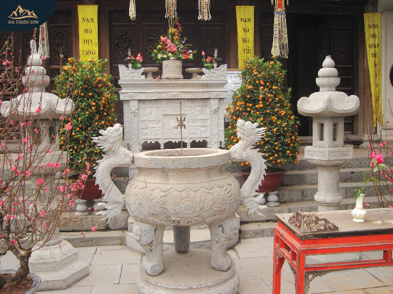 Đồ thờ đá trong sân chùa