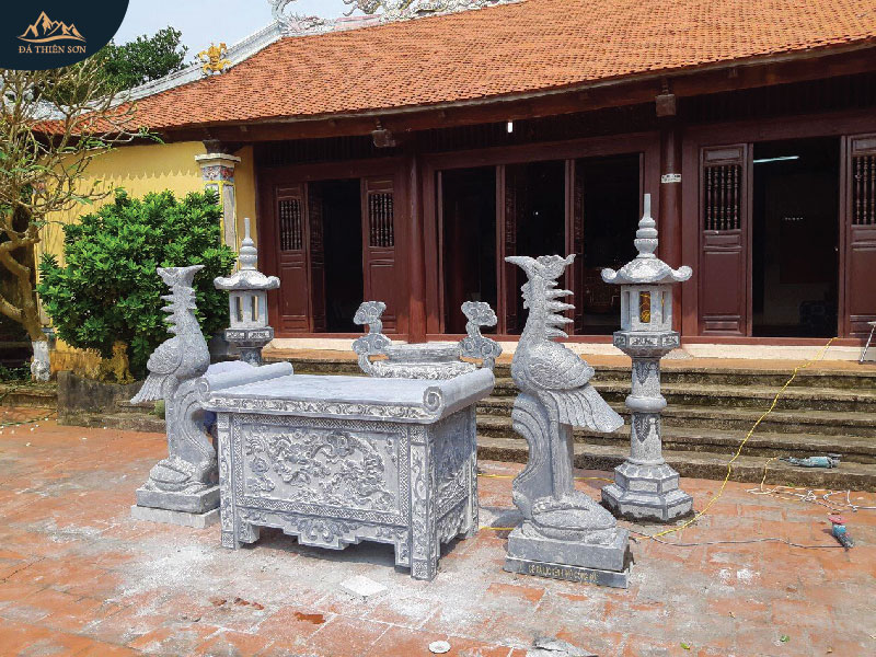 Bộ đồ thờ đá gồm bàn thờ, lư hương, cặp đền đá, hạc đá