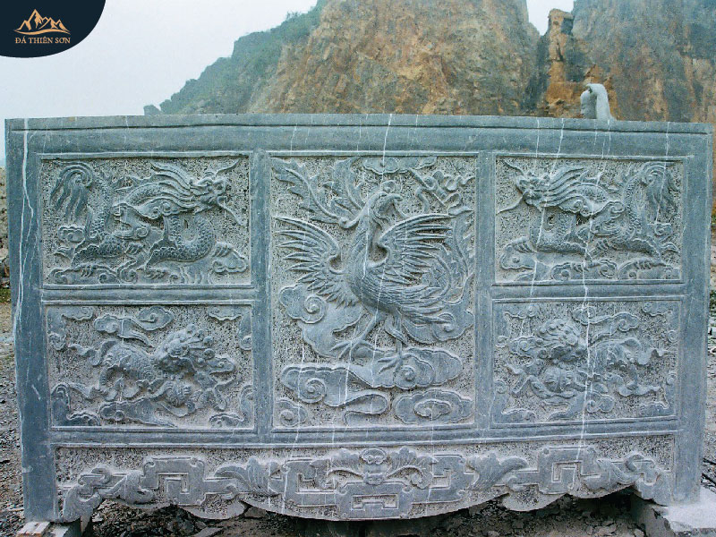 Hình ảnh Tứ Linh trên mặt trước bàn thờ bằng đá xanh