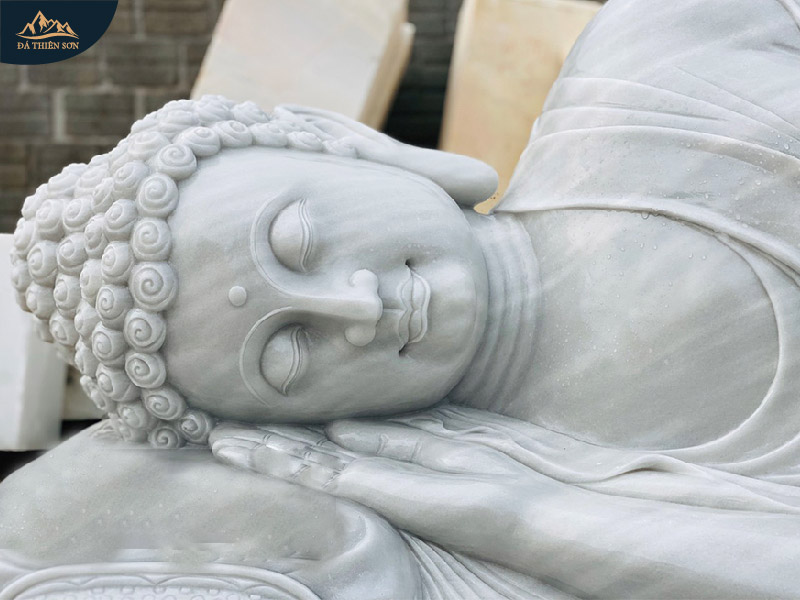 Cận cảnh hình ảnh diện mặt của Đức Phật nhập niết bàn bằng đá cẩm thạch