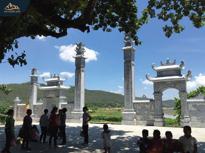 Cổng đền bằng đá thiết kế kiểu trụ biểu kết hợp cổng có mái che