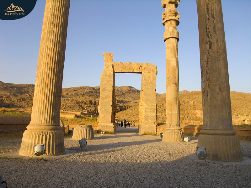 Cột đá khổng lồ người Ba Tư