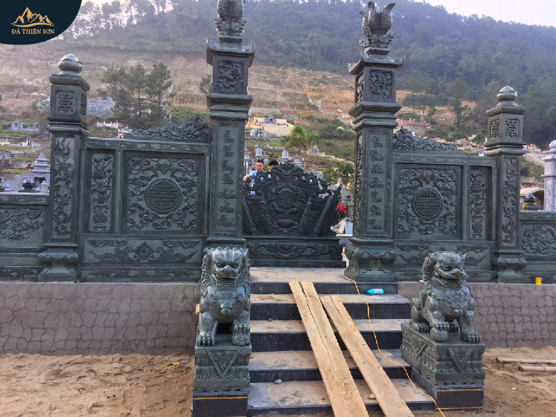 Cột cổng làng bằng đá xanh rêu