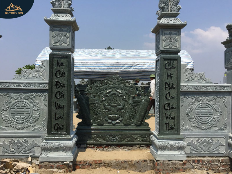 Cột xanh rêu có câu đối chữ Việt