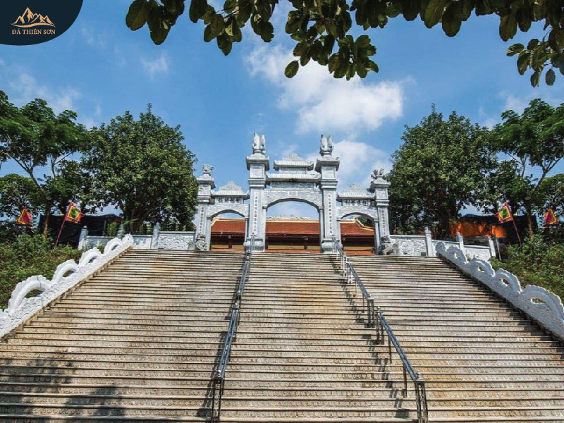 Mẫu cổng chùa đẹp xây dựng theo kiểu trụ biểu, có 3 lối đi