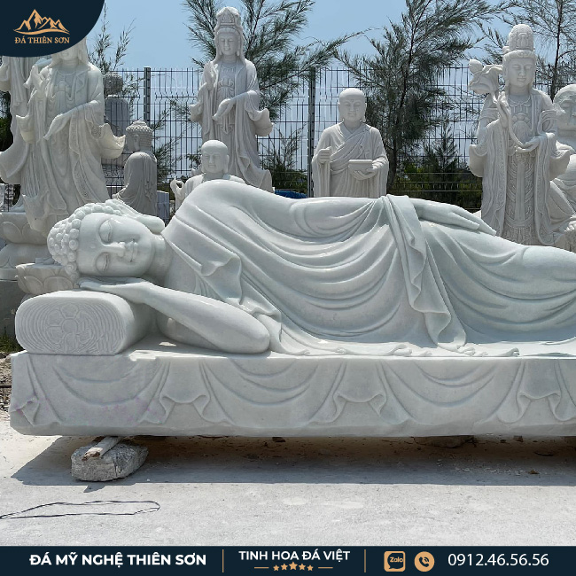 Tượng Phật niết bàn nằm trên giường bằng đá cẩm thạch