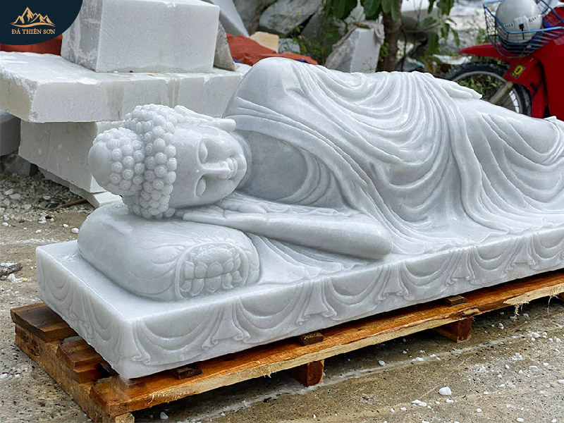Tượng Phật niết bàn đặt trên đế bằng đá trắng dày 20cm