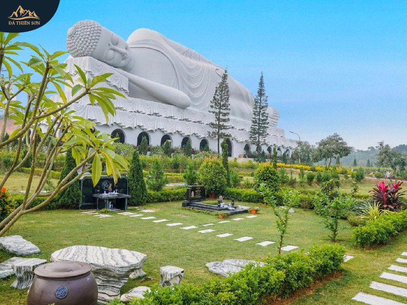Tượng Phật nhập niết bàn kích thước lớn tại công viên nghĩa trang
